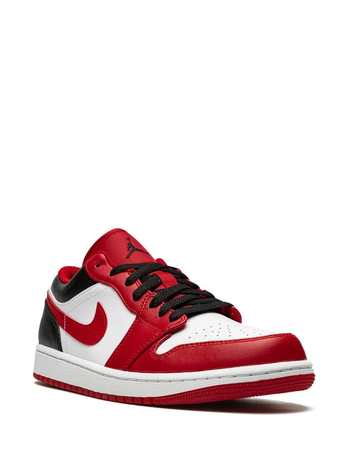 Jordan 1 Low Bulls Sneakers