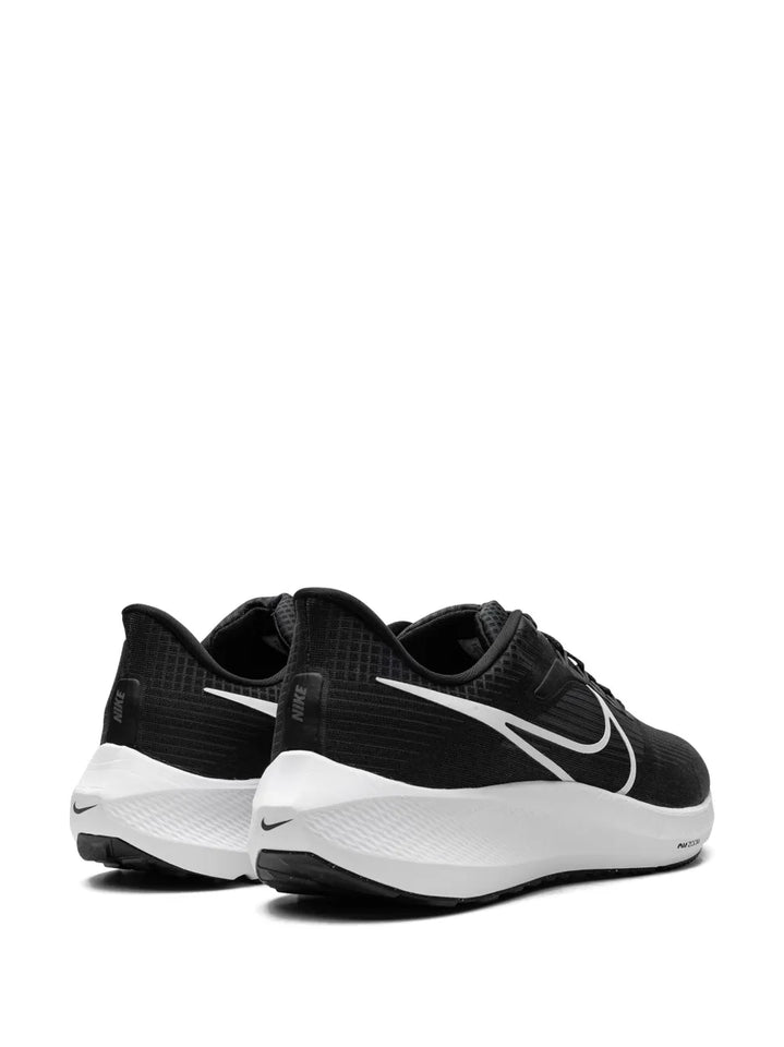 Air Zoom Pegasus 39 Black/White Sneakers
