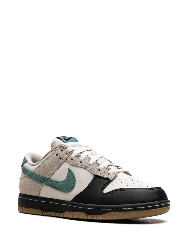 Dunk Low Sneakers