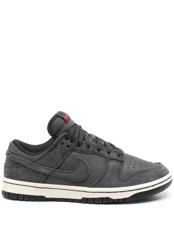 Dunk Low Sneakers
