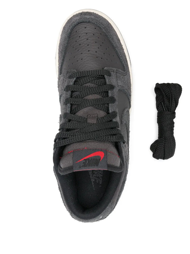 Dunk Low Sneakers