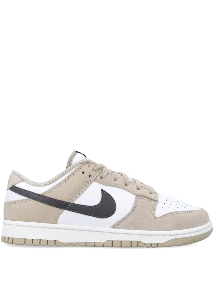 Dunk Low Sneakers