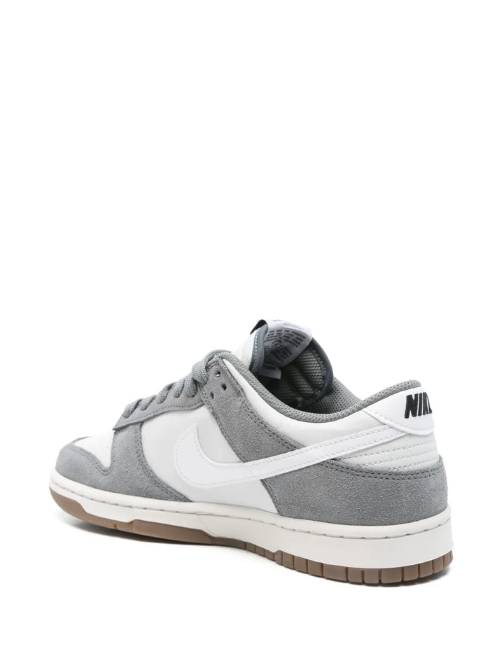 Dunk Low Sneakers