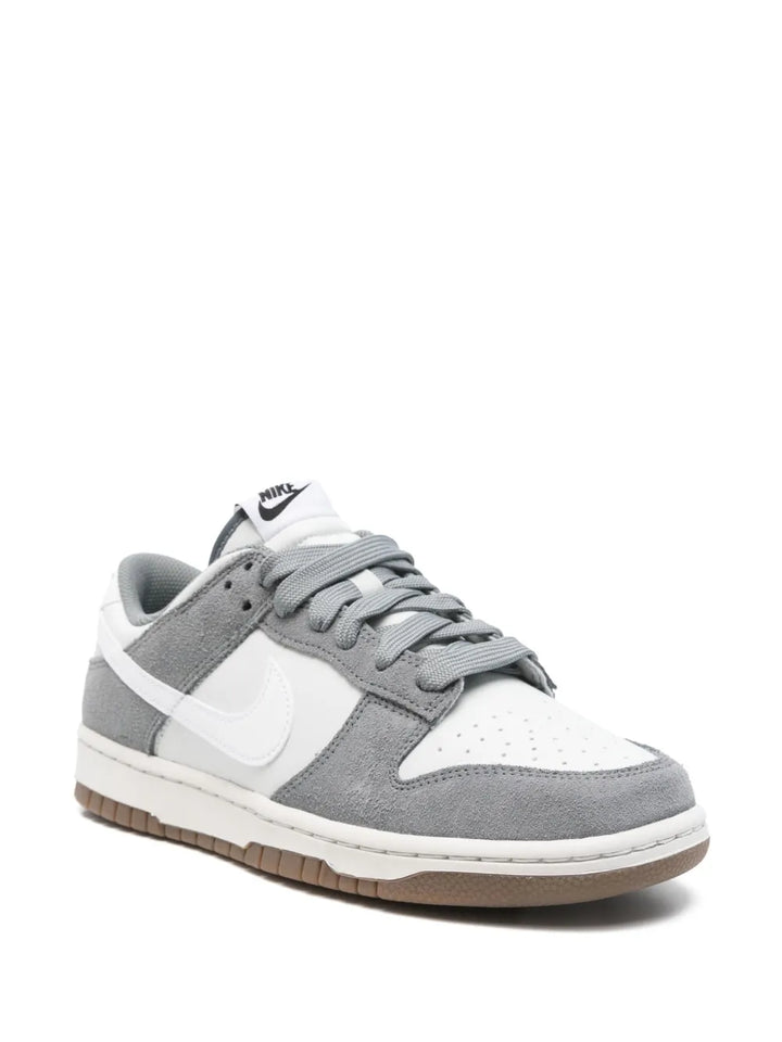 Dunk Low Sneakers